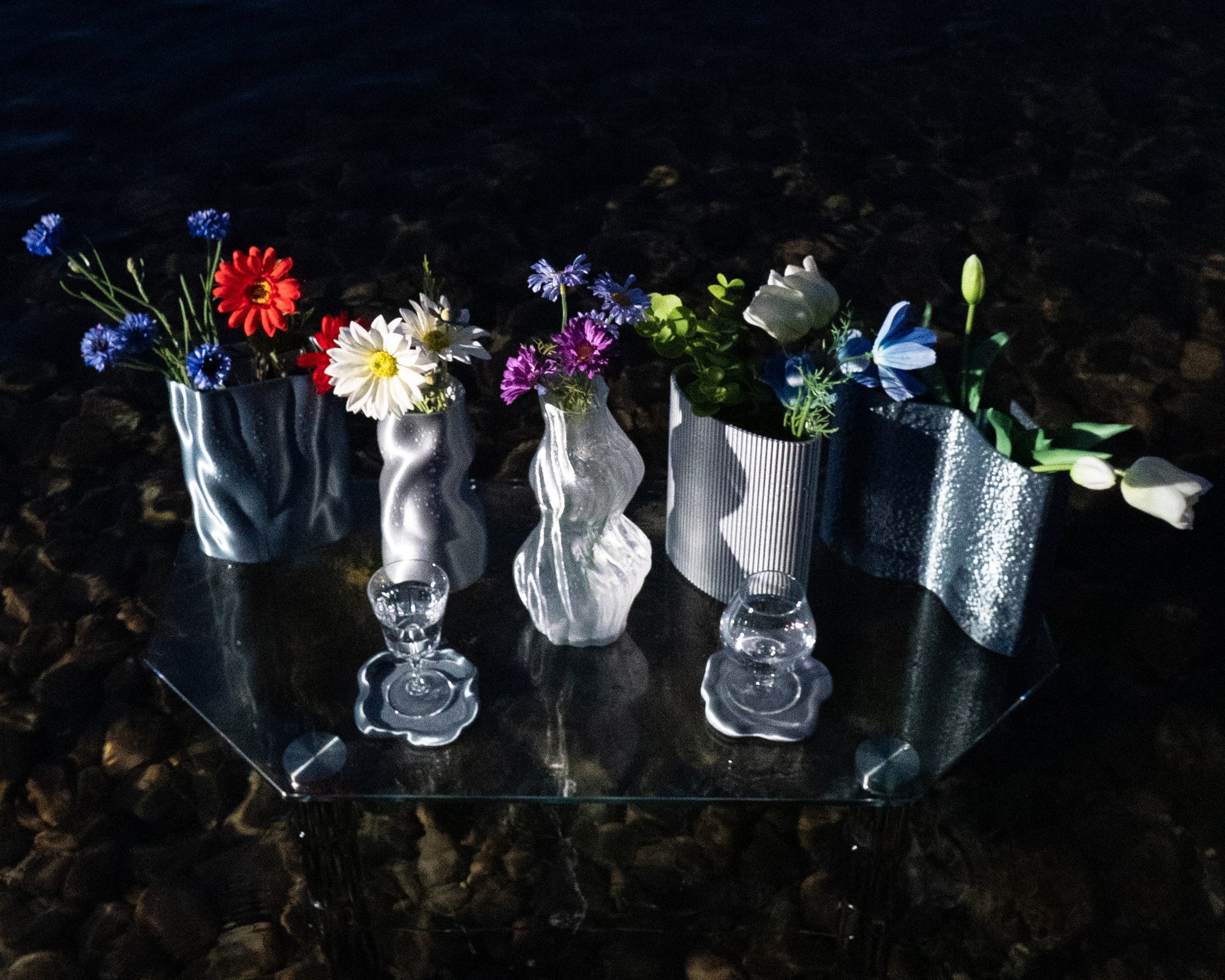 La collection chrome core posée sur une table au milieu de l'eau, vue du dessus