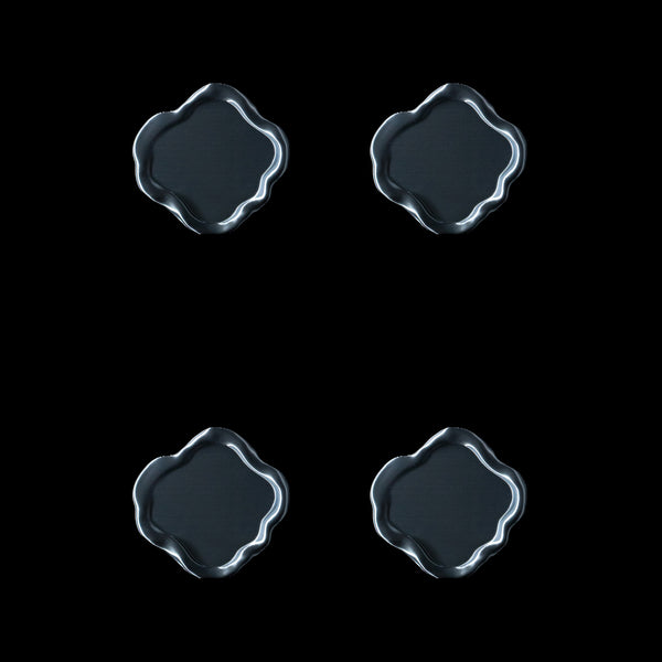 Lot de quatre dessous de verre Fuso en coloris Aether, disposés en carré sur fond noir