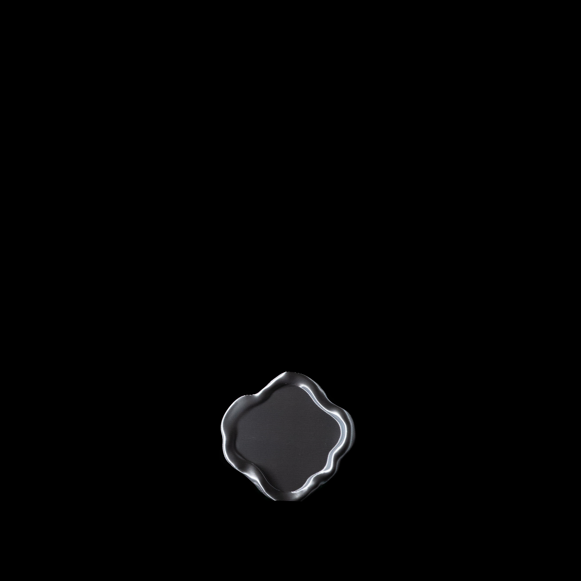 Dessous de verre Fuso en coloris Chrome, une seule unité vue de dessus sur fond noir