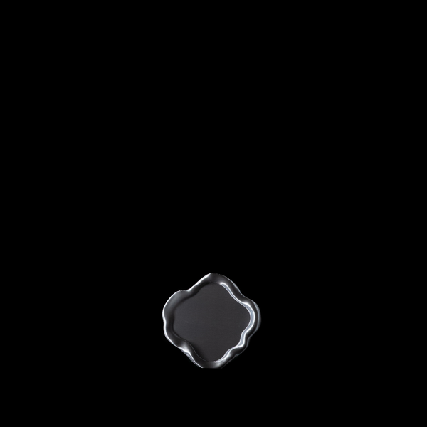 Dessous de verre Fuso en coloris Chrome, une seule unité vue de dessus sur fond noir