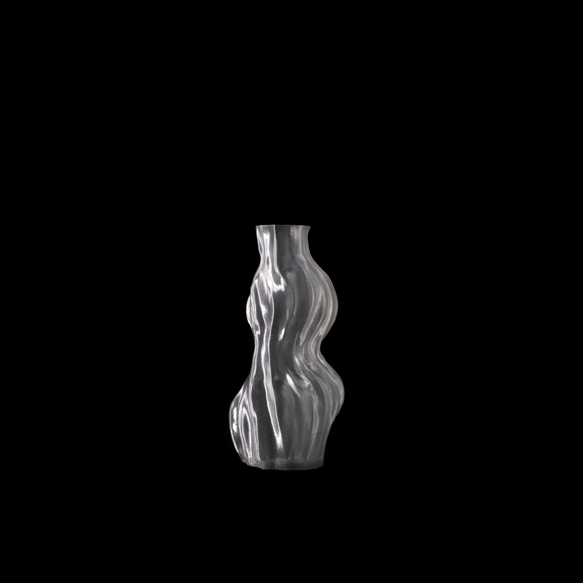 Vase Aria transparent en PETG, photographié en studio sur fond noir