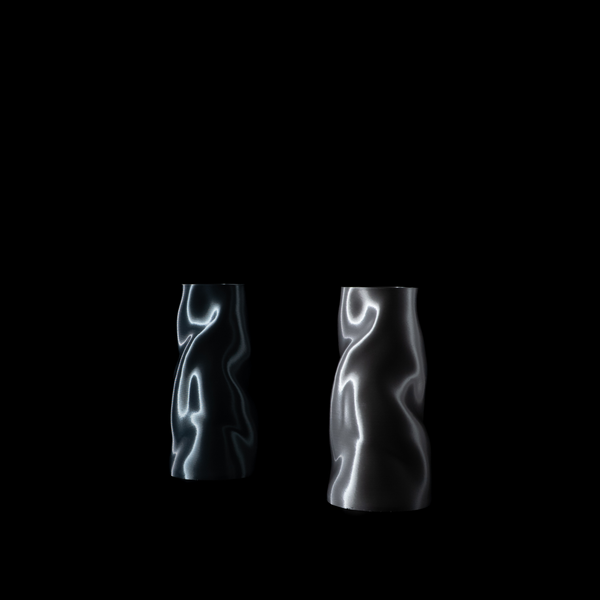Deux vases Riflesso photographiés de face sur fond noir. À gauche le coloris Aether au ton plus froid, à droite le coloris Chrome plus lumineux.