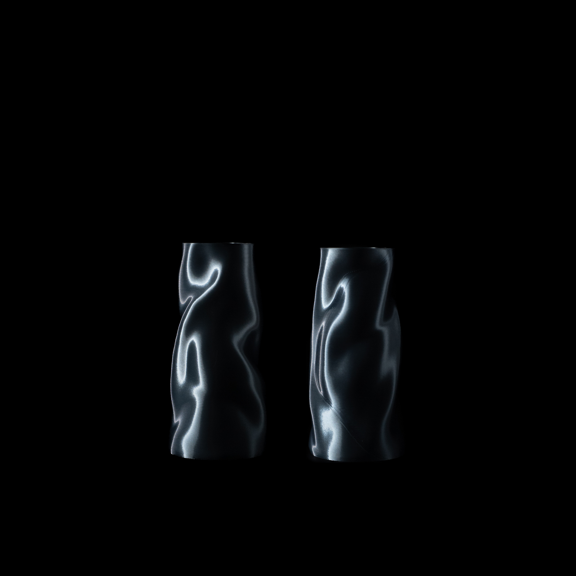 Vase Riflesso en coloris Aether présenté sous deux angles différents, sans insert, impression 3D avec reflets sombres et métalliques sur fond noir