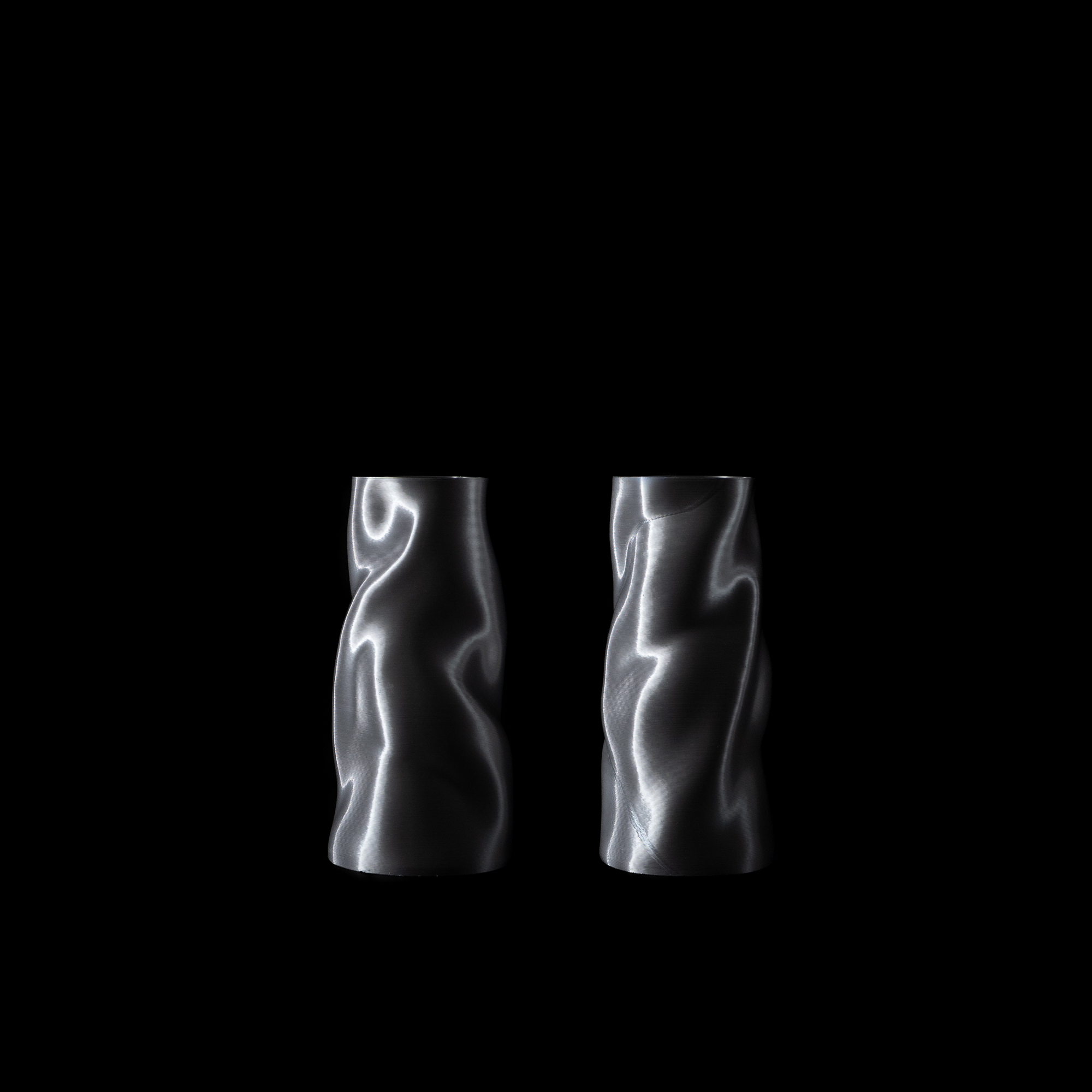 Vase Riflesso en coloris Chrome présenté sous deux angles différents, sans insert, impression 3D avec reflets métalliques sur fond noir