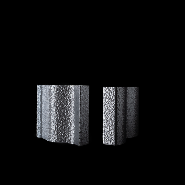 Deux vases Mira finition Chrome, au design anguleux et à la texture granuleuse, capturant des reflets métalliques sur fond noir.