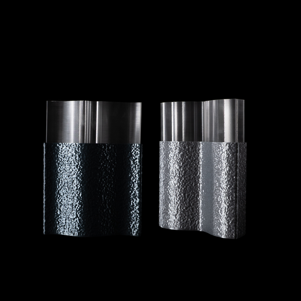 Deux vases Mira avec insert transparent, au design anguleux et à la texture martelée, sur fond noir.